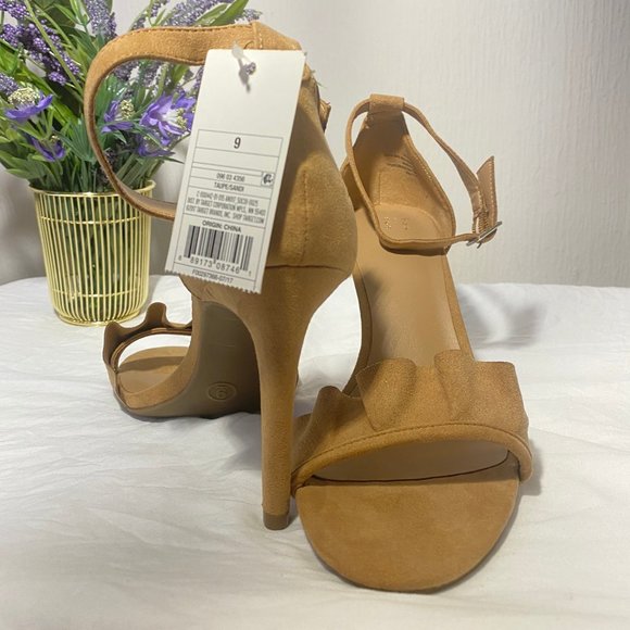 NWT Ruffle Open Toe Heel - Picture 2 of 6
